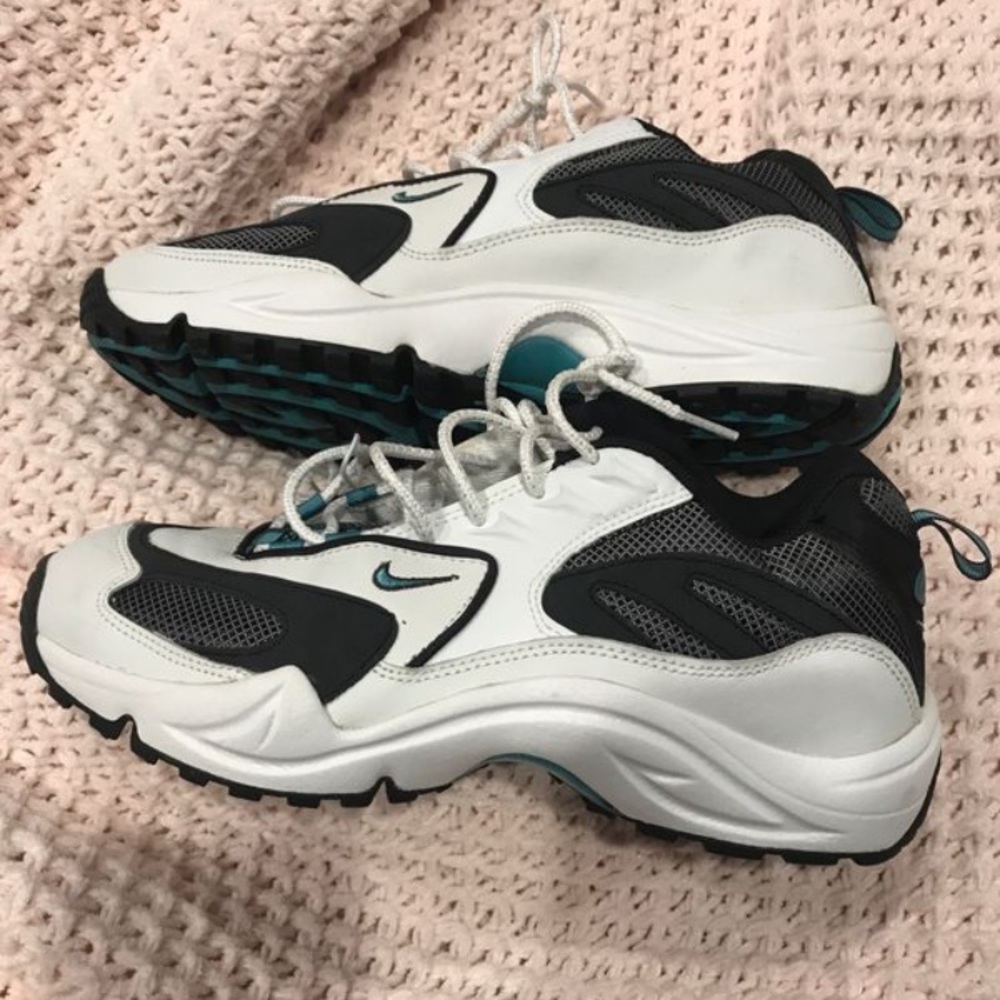 Nike men’s 9.5 cross training shoes. Vintage